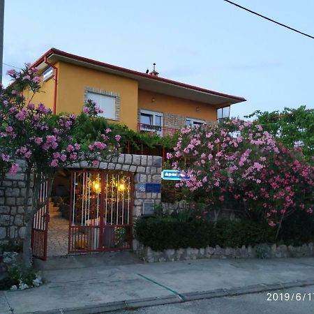 Apartments Maricic 200 Meters From The Beach Novi Vinodolski Exterior photo