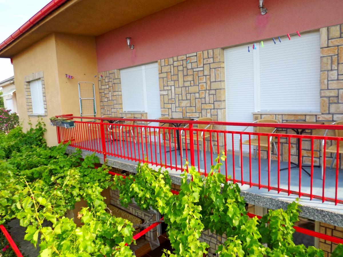 Apartments Maricic 200 Meters From The Beach Novi Vinodolski Exterior photo